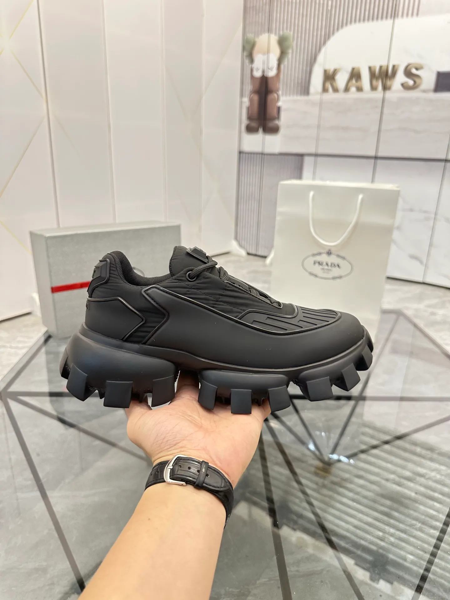 Men's shoes: 💰P540¥ High-end top quality Product trademark: Prada *"Prada*" low-top casual shoes Regular size: 38-45 (can be customized to 46) Product materials: imported breathable fly weave upper, professional glue-making process, breathable lining, cowhide foot pads, original ultra-light foam outsole. No.: 001